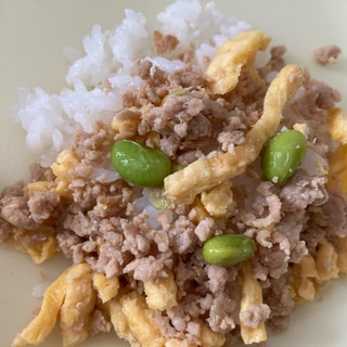 三色そぼろ丼